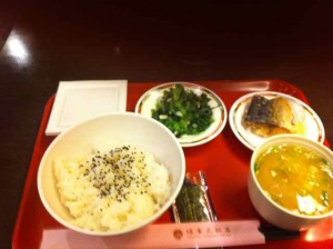 ホテルの朝食 和食 菜っ葉の炒めと揚げたさばが 台湾アレンジ ホテルの朝食 和食 菜っ葉の炒めと揚げたさばが 台湾アレンジ